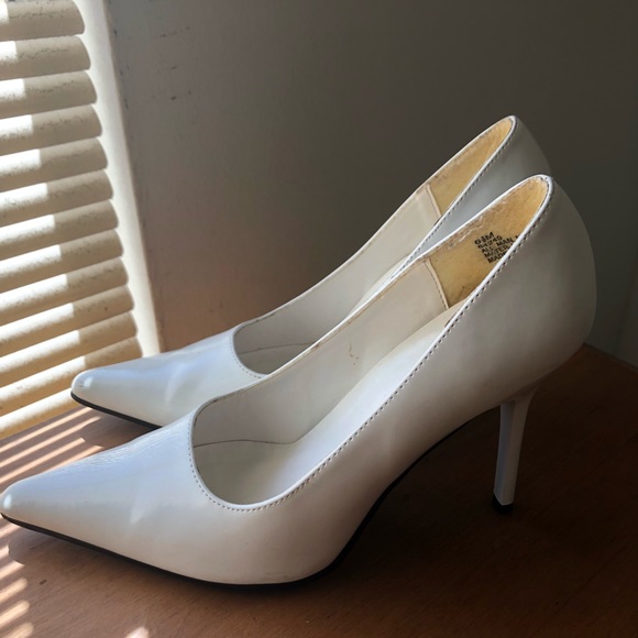 Fredrick’s of Hollywood classic pumps - Picture 2 of 6